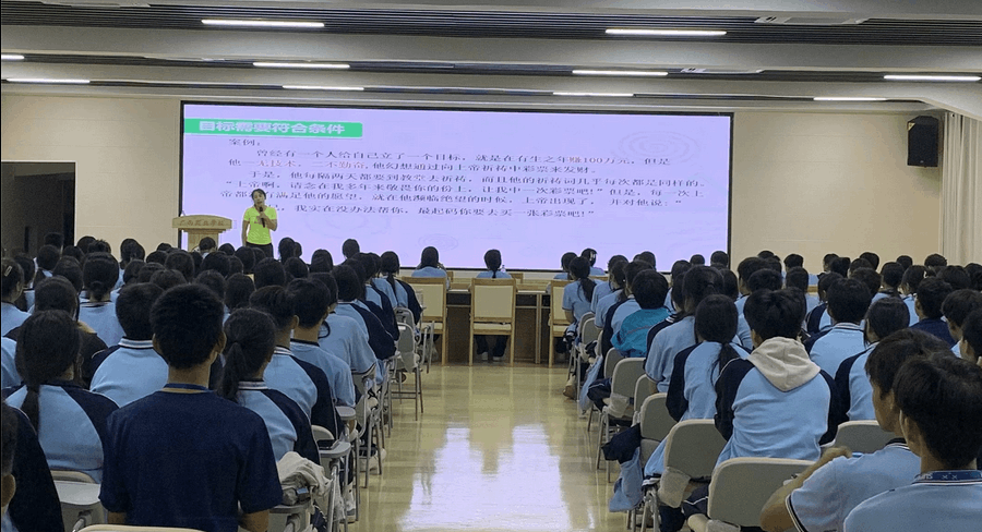 3.10月16日学工中心副主任周璇给学生会干部授课