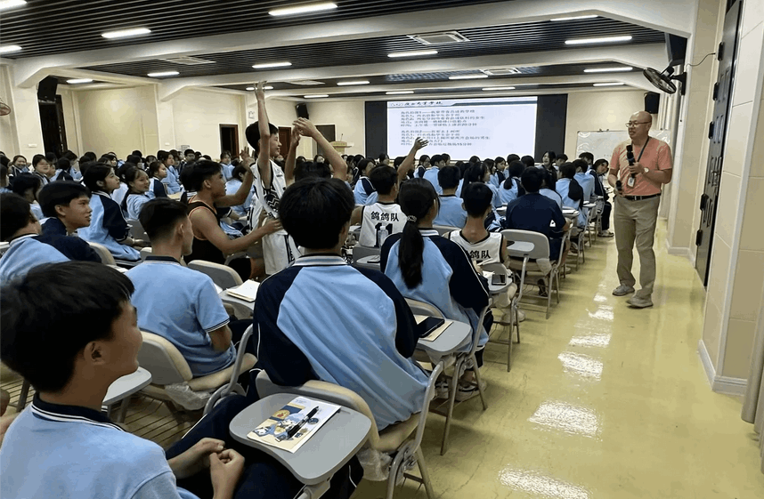 4.10月17日学校校长助理杨林钟给学生会干部们作精彩培训授课