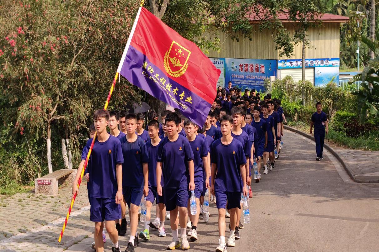 锤炼团队精神 锻造消防精英——  广西商业学校2024级消防工程技术专业开展校外拉练活动