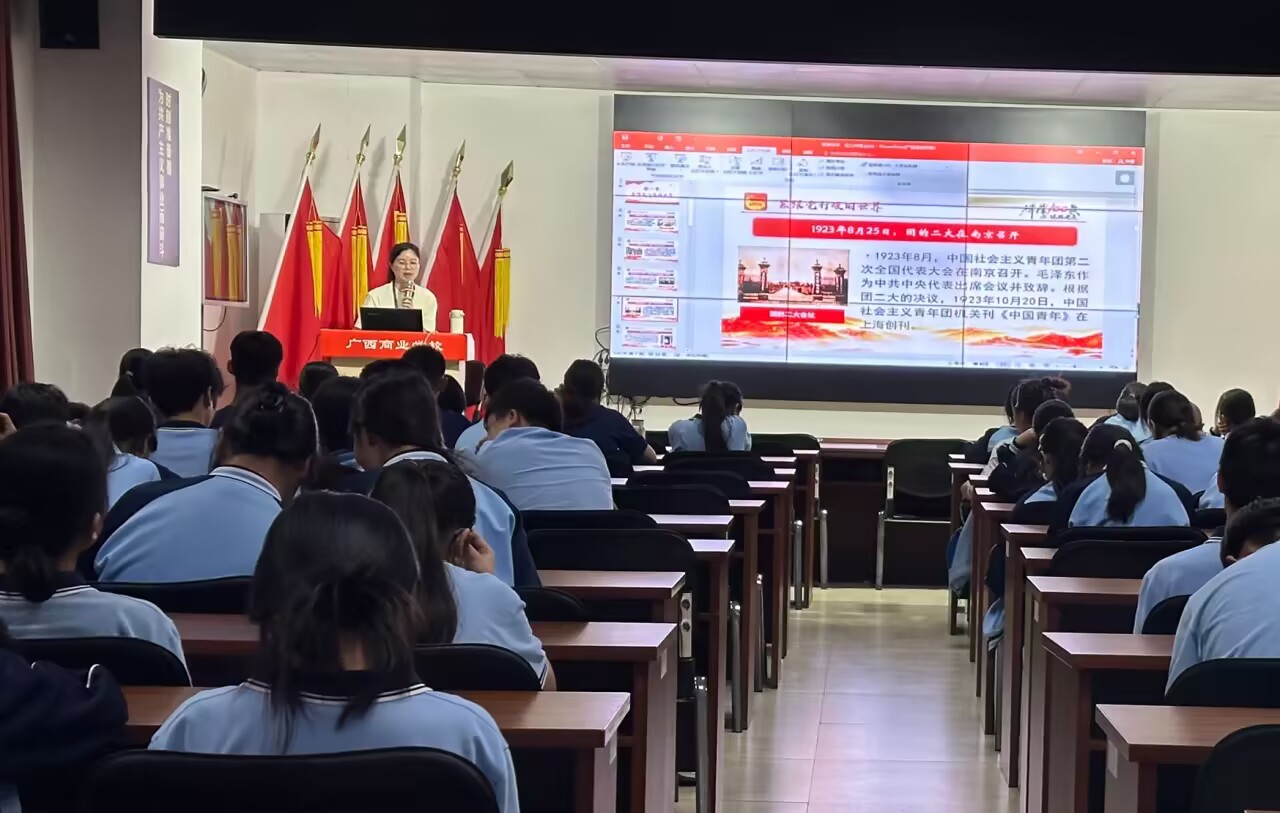 5.学工中心党支部支委、机电交通系副主任罗雨微同志授课《青年运动史》