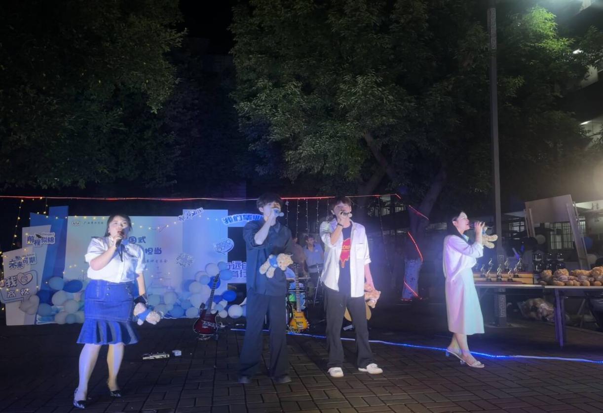 6.财经商贸系德育主任周璇、23烹饪大专班学生代表演唱图