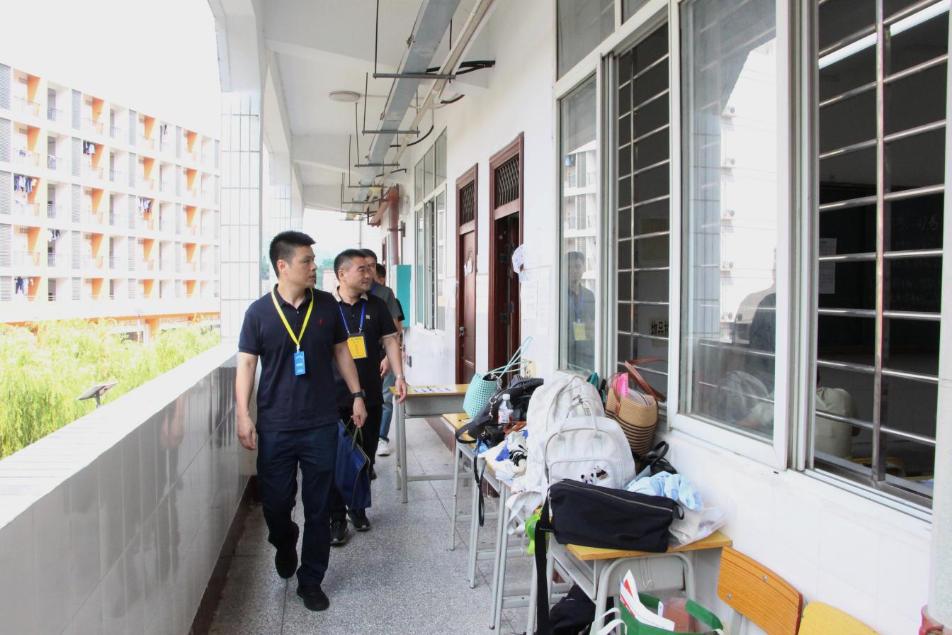 7.巡视组一行巡视考场